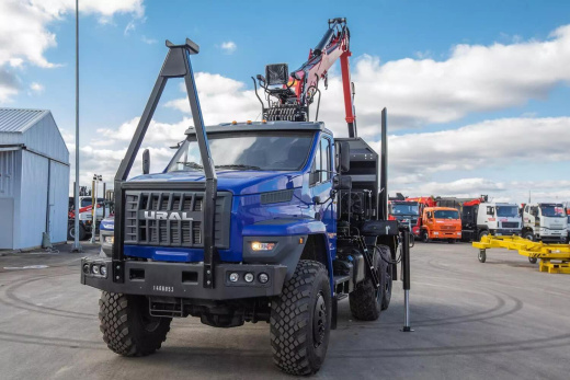 Лесовоз Урал NEXT 5557 с гидроманипулятором VM10L74