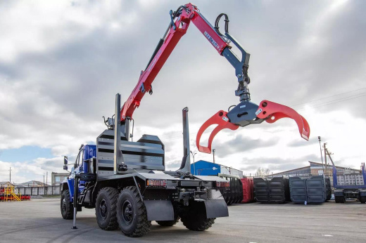 Лесовоз Урал NEXT 5557 с гидроманипулятором VM10L74