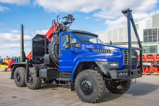 Лесовоз Урал NEXT 5557 с гидроманипулятором VM10L74