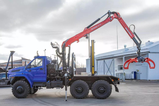 Лесовоз Урал NEXT 5557 с гидроманипулятором VM10L74